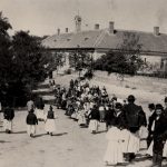 A göllei iskola a Templom tér felső oldalán 1910-es évek